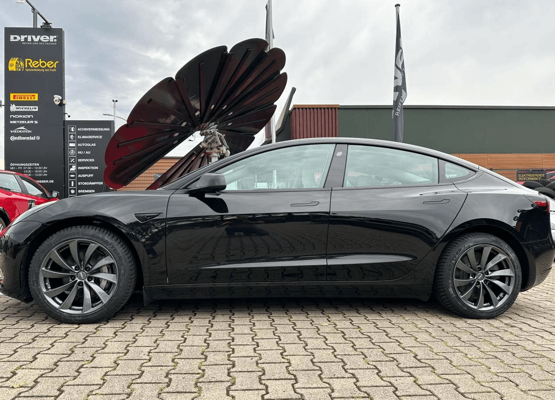 Tesla mit Felge RIAL Lugano